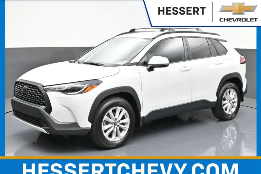 2022 Toyota Corolla Cross LE photo 1