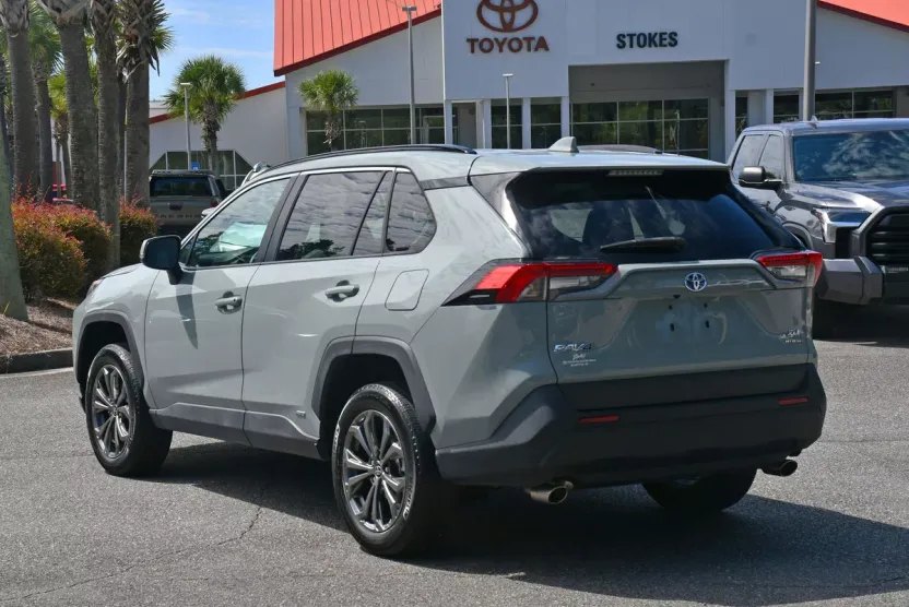2022 Toyota RAV4 Hybrid XLE Premium photo 1