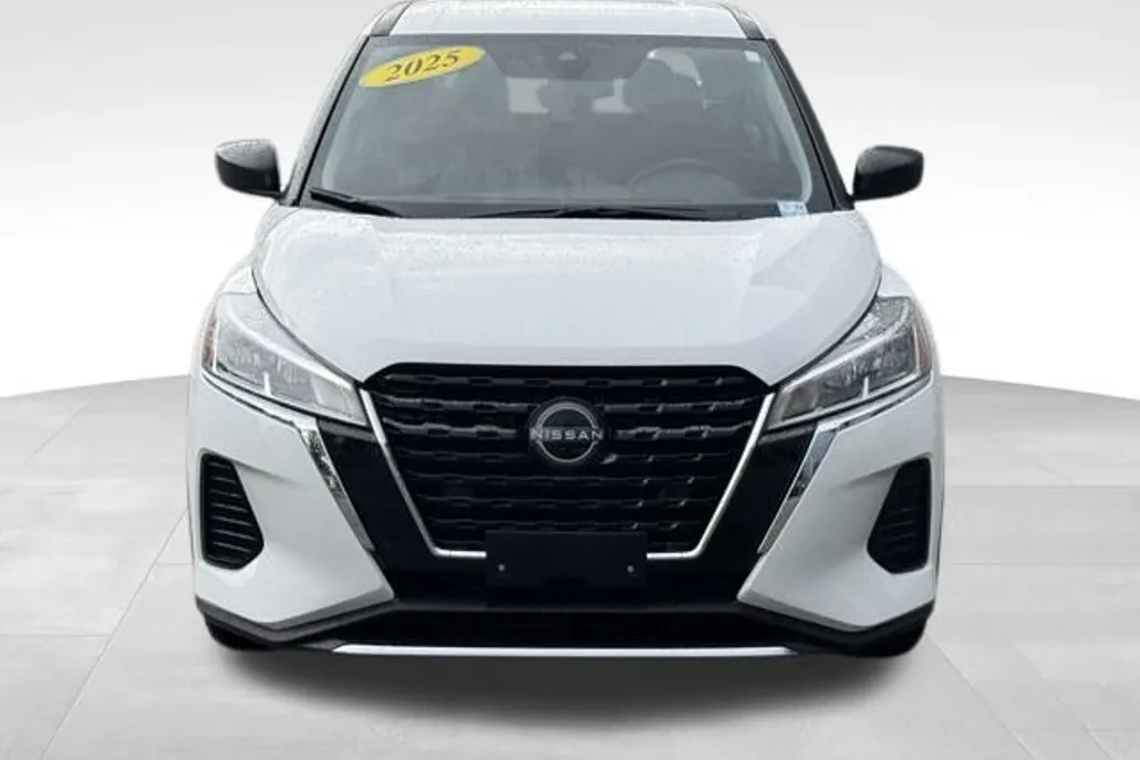 2025 Nissan Kicks Play S photo 1