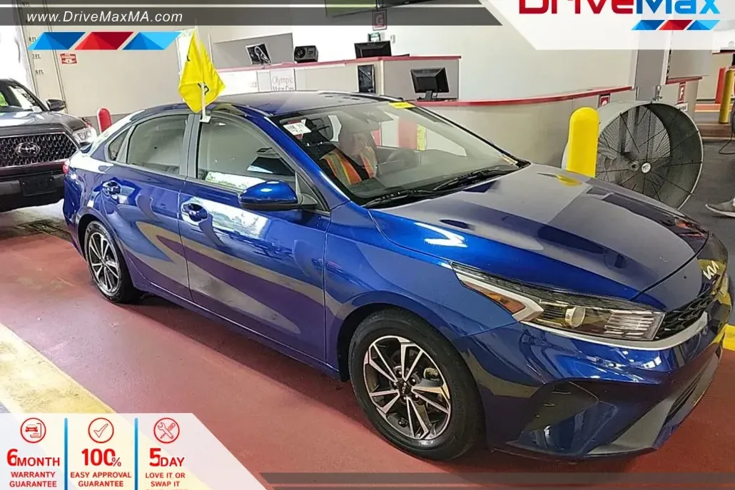 2023 Kia Forte LXS photo 1