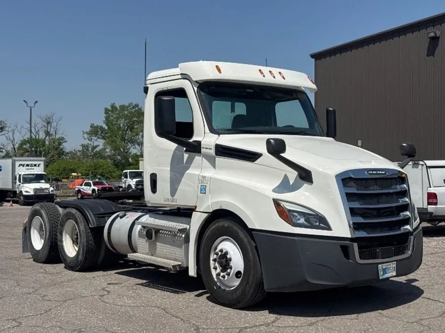 2020 Freightliner Cascadia 126" Day cab photo 1