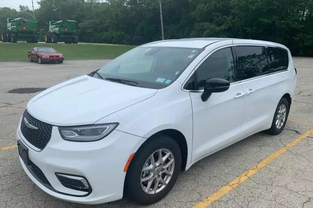 2024 Chrysler Pacifica Touring L photo 1