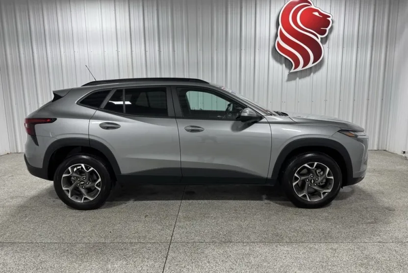 2024 Chevrolet Trax LT photo 1