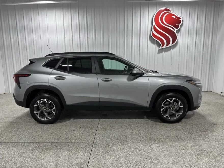 2024 Chevrolet Trax LT photo 1