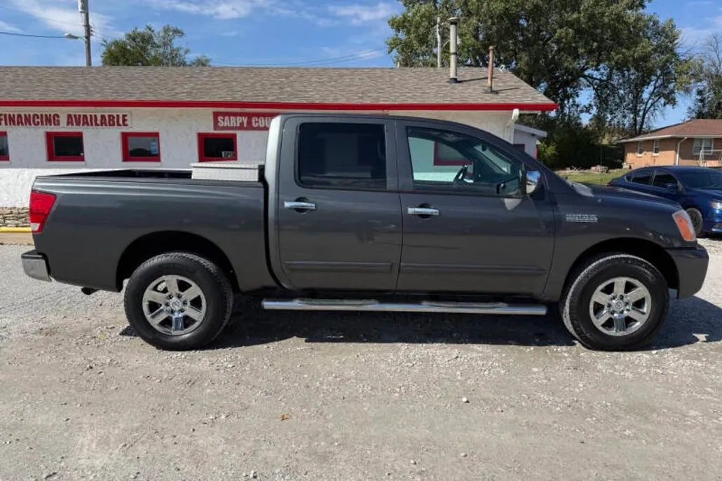 2011 Nissan Titan SL photo 1