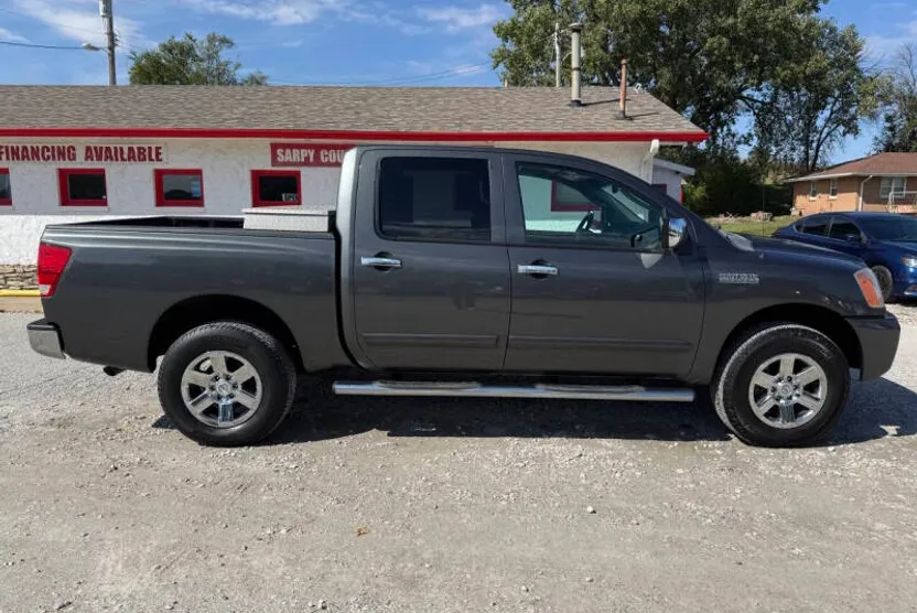 2011 Nissan Titan SL photo 1