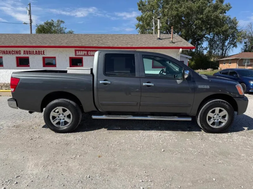2011 Nissan Titan SL photo 1