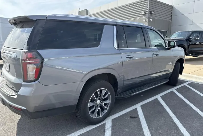 2022 Chevrolet Suburban LT photo 1