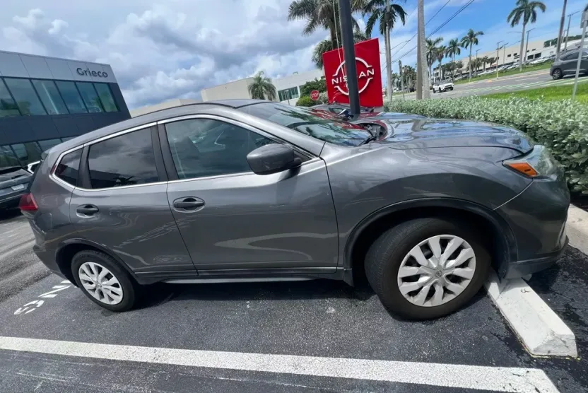 2018 Nissan Rogue S photo 1