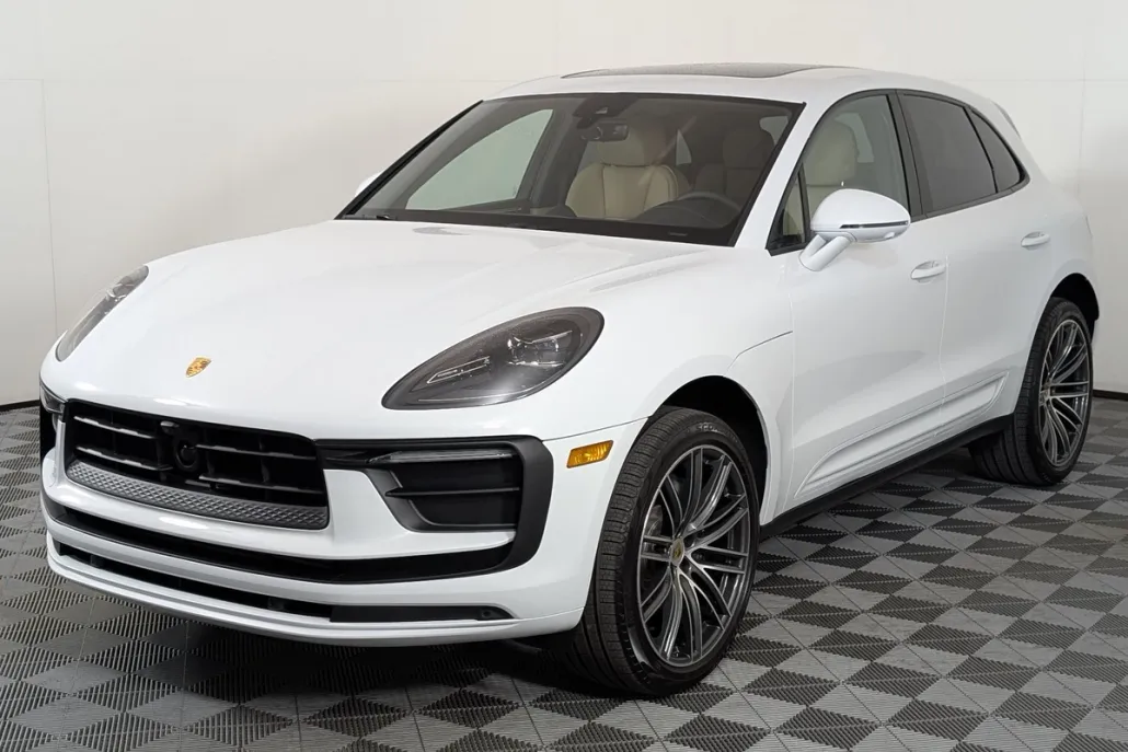 2025 Porsche Macan T photo 1