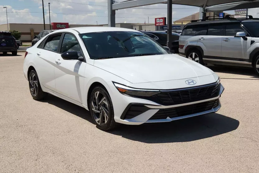 2025 Hyundai Elantra SEL Sport photo 1