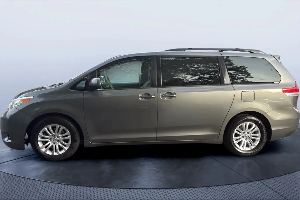 2014 Toyota Sienna XLE photo 1