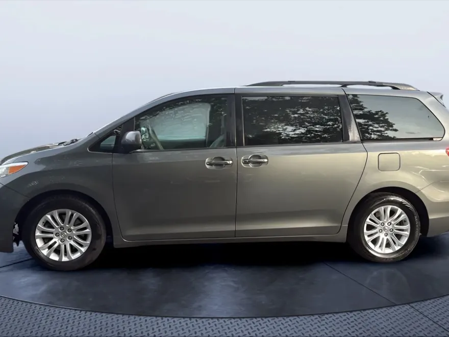 2014 Toyota Sienna XLE photo 1