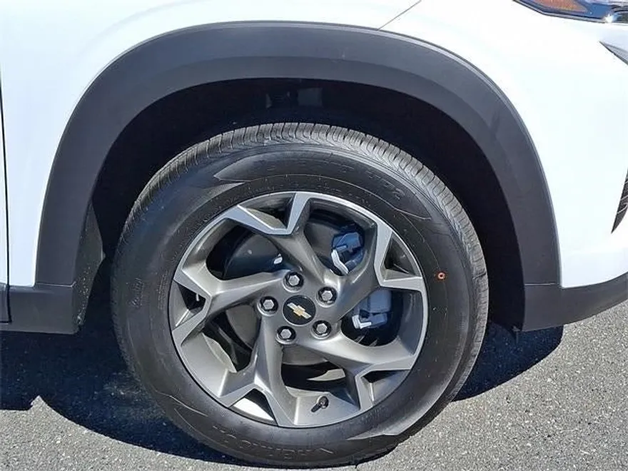 2025 Chevrolet Trax LT photo 6