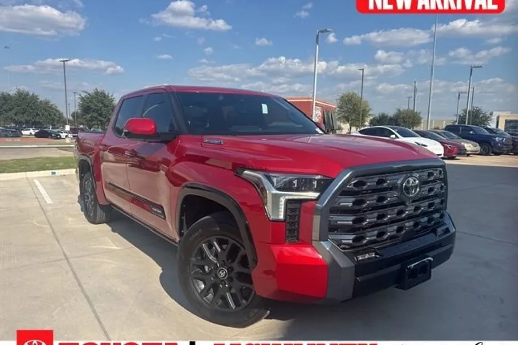 2025 Toyota Tundra Platinum photo 1