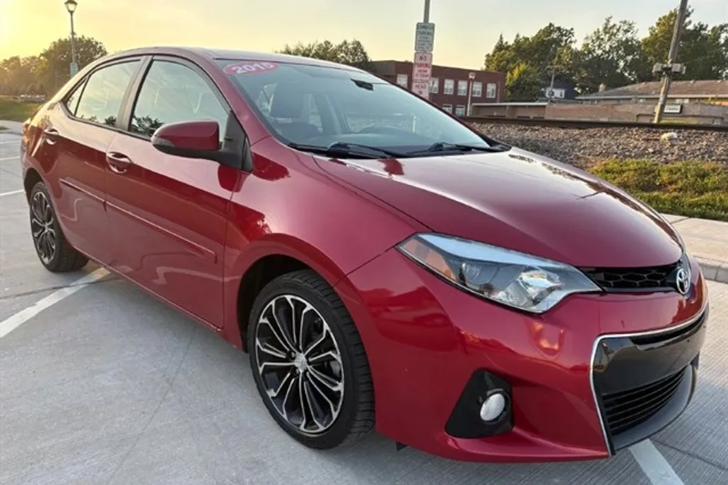 2015 Toyota Corolla L photo 1