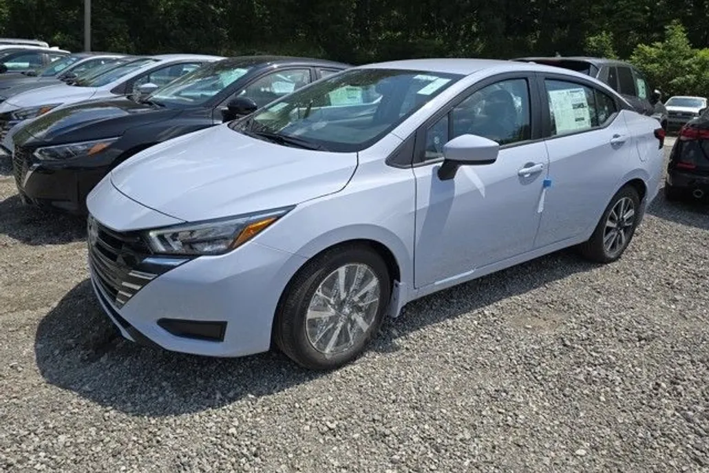 2025 Nissan Versa 1.6 SV photo 1