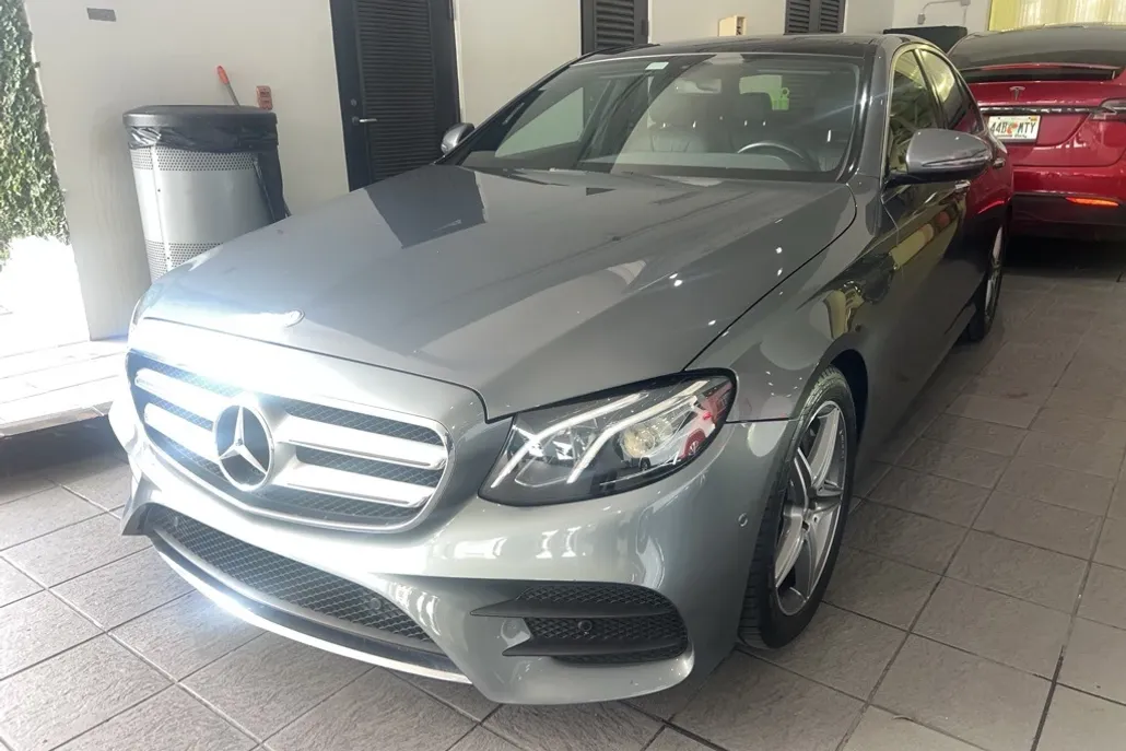 2017 Mercedes Benz E 300 photo 1