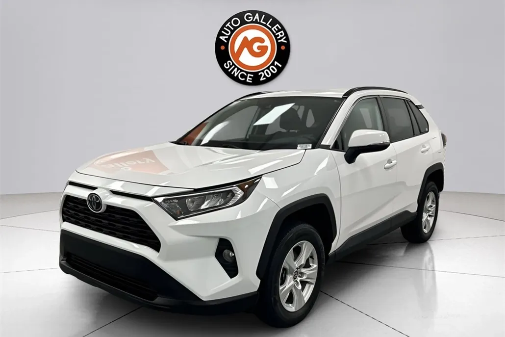 2021 Toyota RAV4 XLE photo 1
