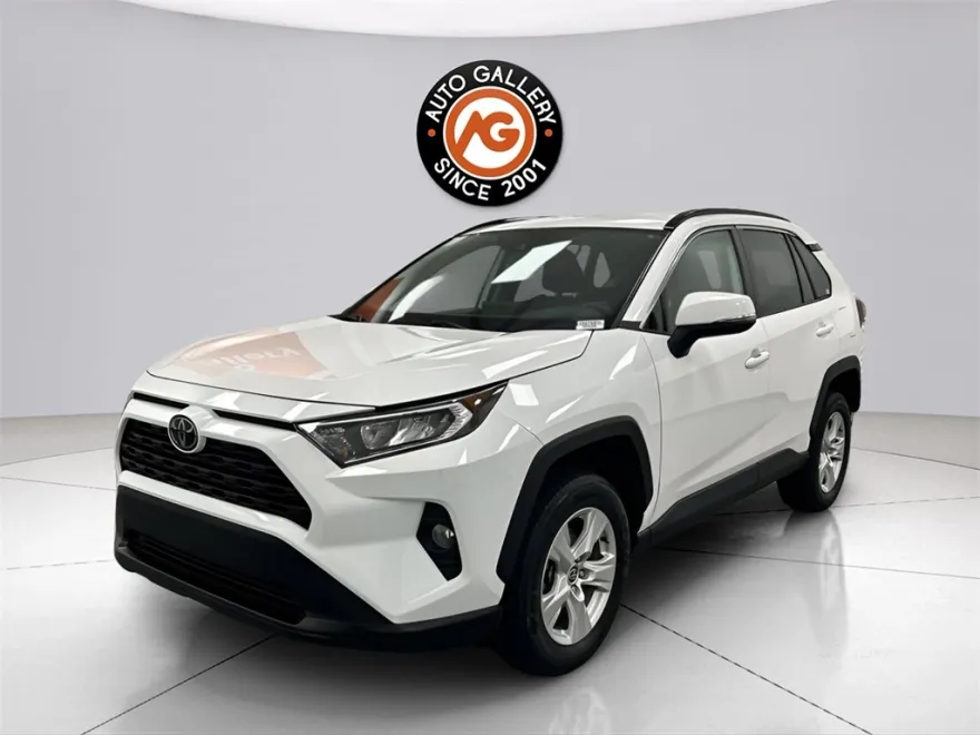 2021 Toyota RAV4 XLE photo 1