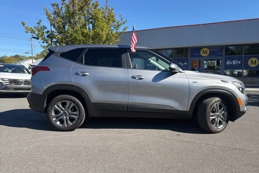 2023 Kia Seltos LX photo 1