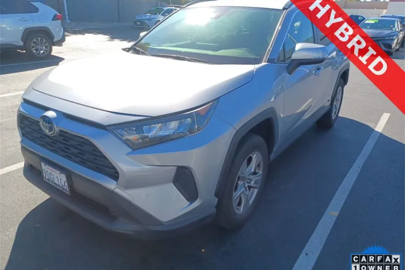 2022 Toyota RAV4 LE photo 1
