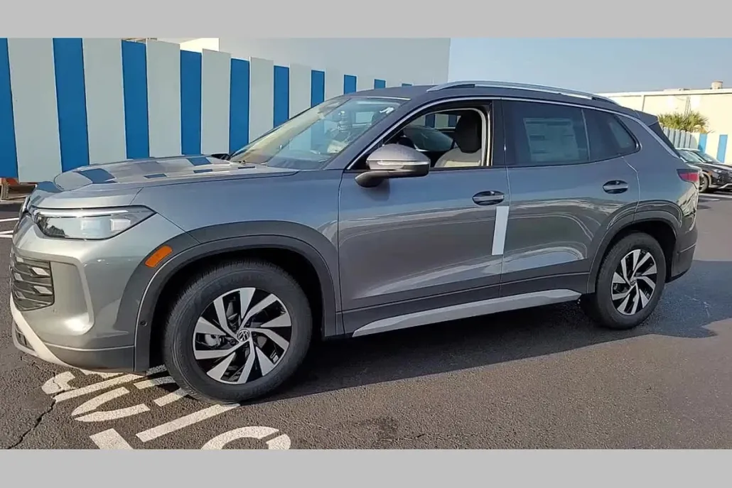 2025 Volkswagen Tiguan S photo 1
