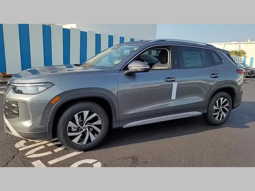 2025 Volkswagen Tiguan S photo 1