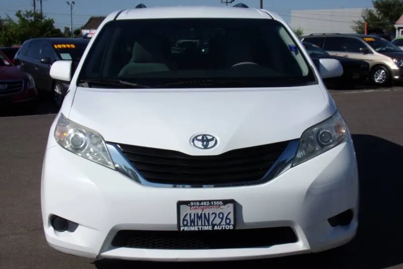 2012 Toyota Sienna LE photo 1