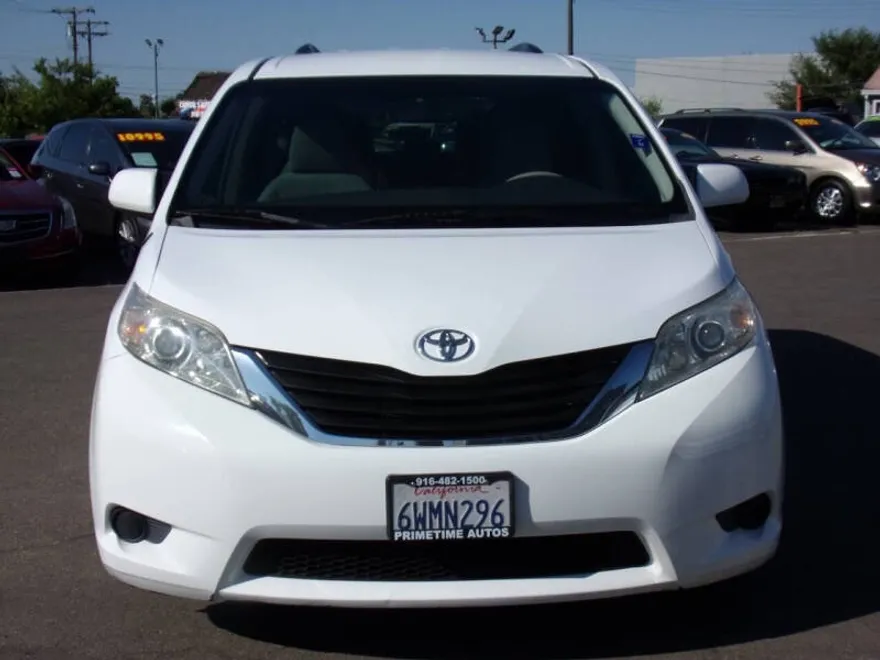 2012 Toyota Sienna LE photo 1