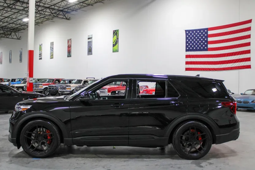 2021 Ford Explorer ST photo 1