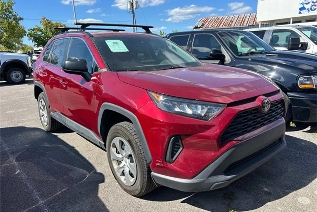 2021 Toyota RAV4 LE photo 1