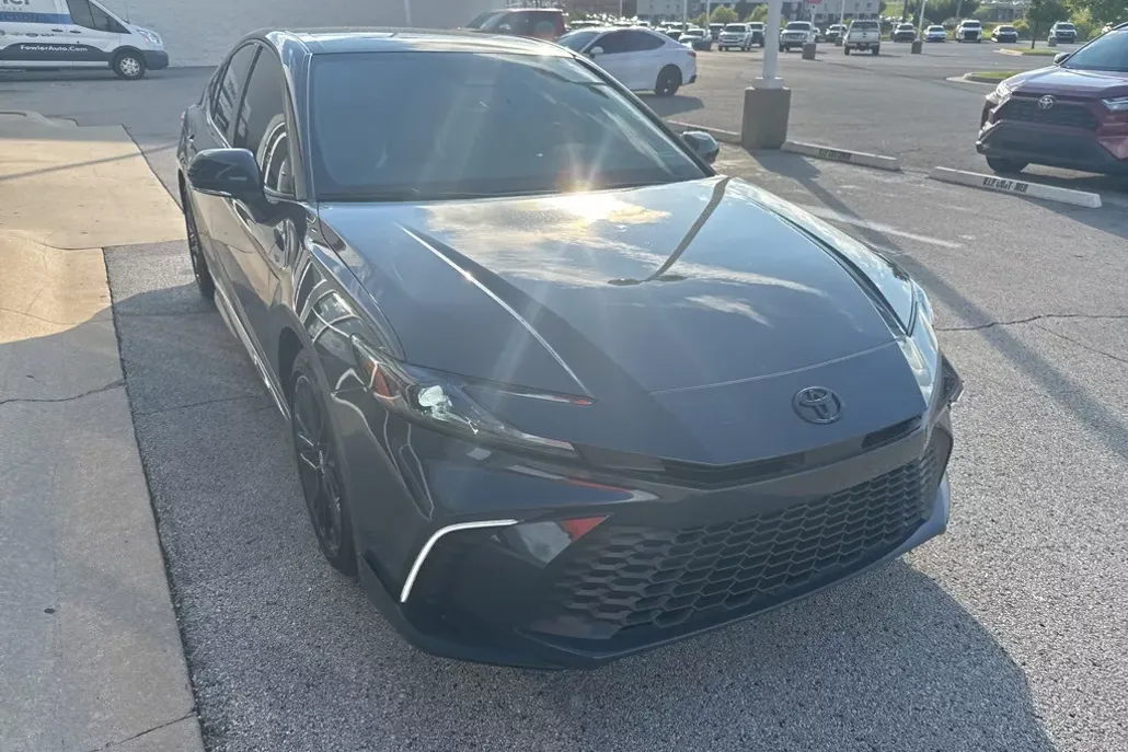 2025 Toyota Camry SE photo 1