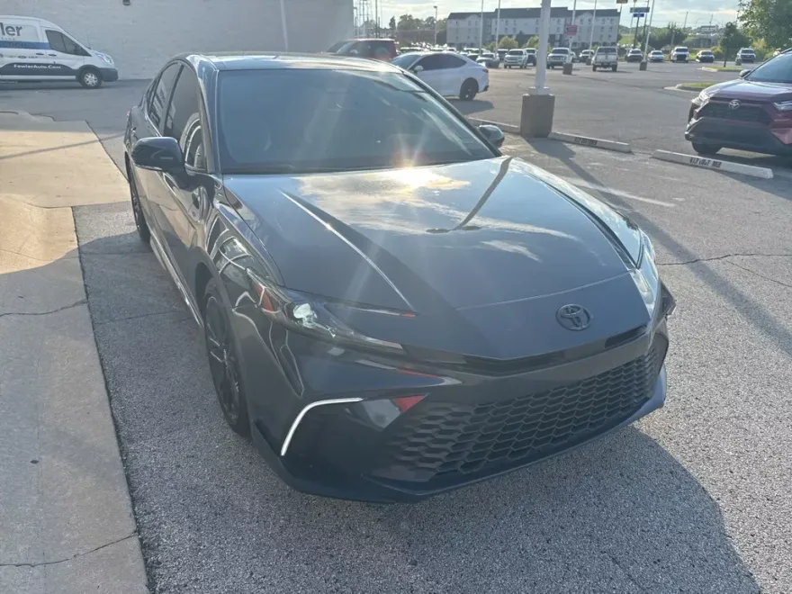 2025 Toyota Camry SE photo 1
