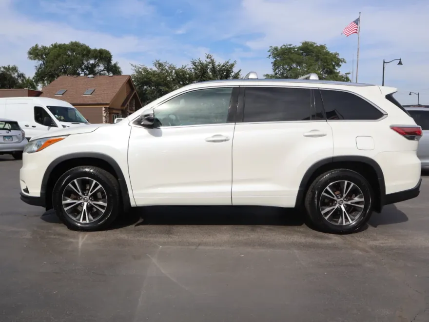 2016 Toyota Highlander XLE photo 1