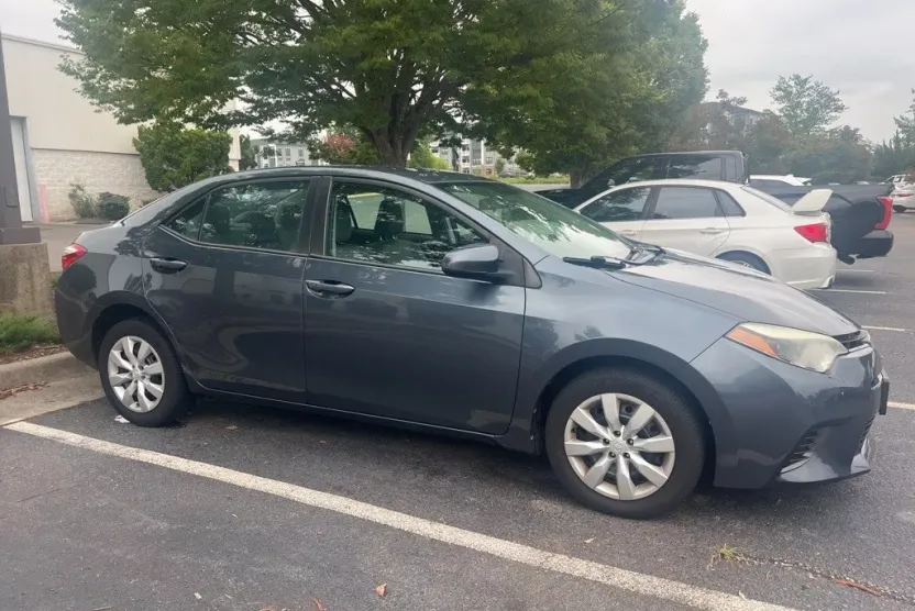 2016 Toyota Corolla LE photo 1
