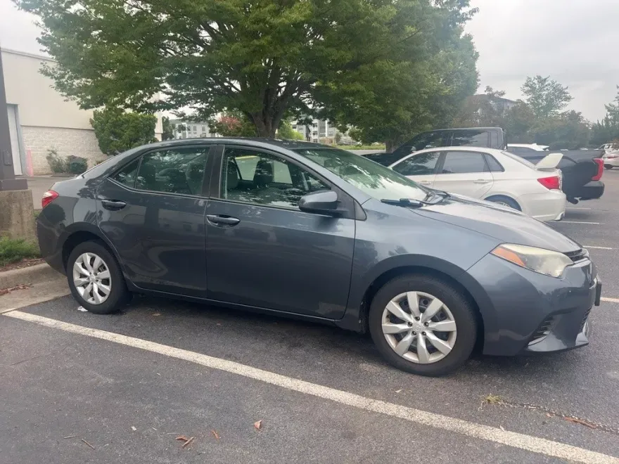 2016 Toyota Corolla LE photo 1