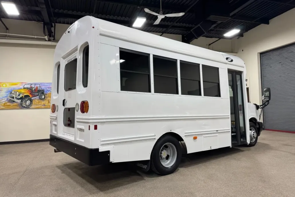 2019 Chevrolet Express Cutaway Van photo 1