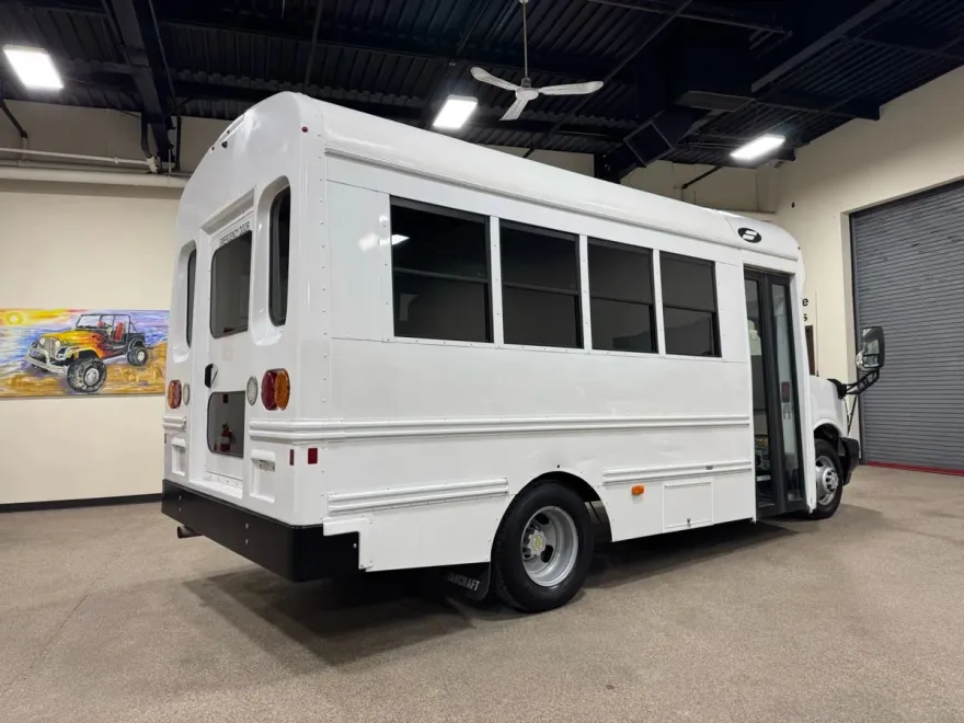 2019 Chevrolet Express Cutaway Van photo 1