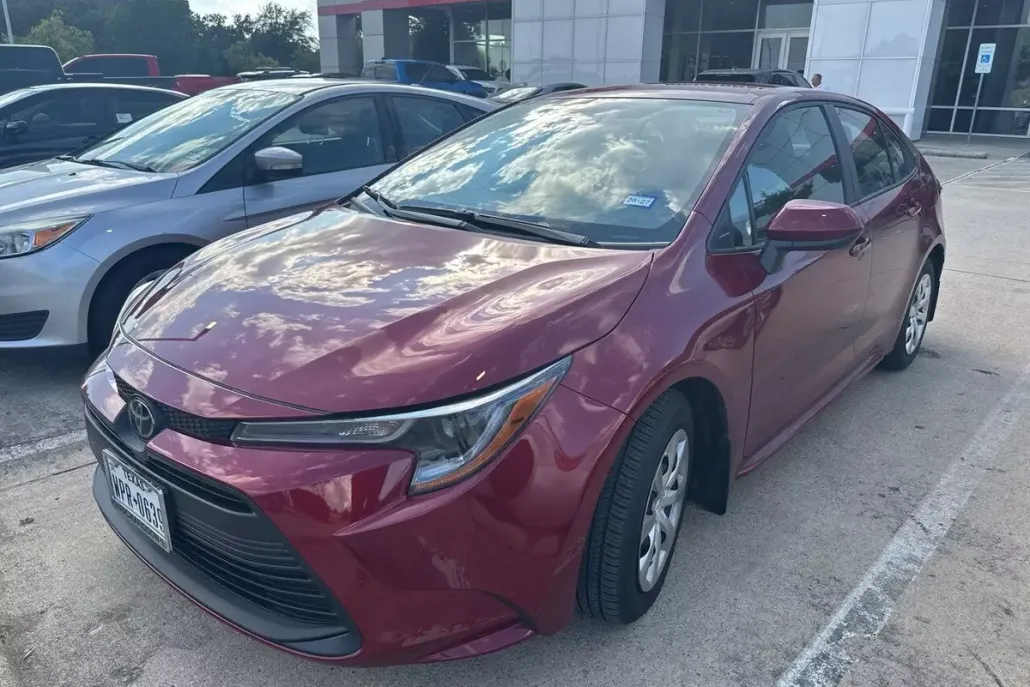 2025 Toyota Corolla LE photo 1