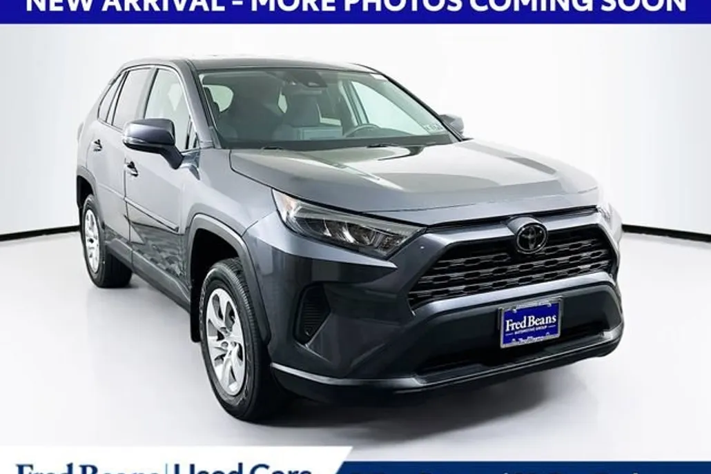 2022 Toyota RAV4 LE photo 1
