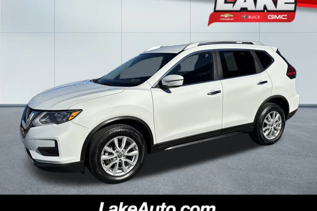 2017 Nissan Rogue SV photo 1