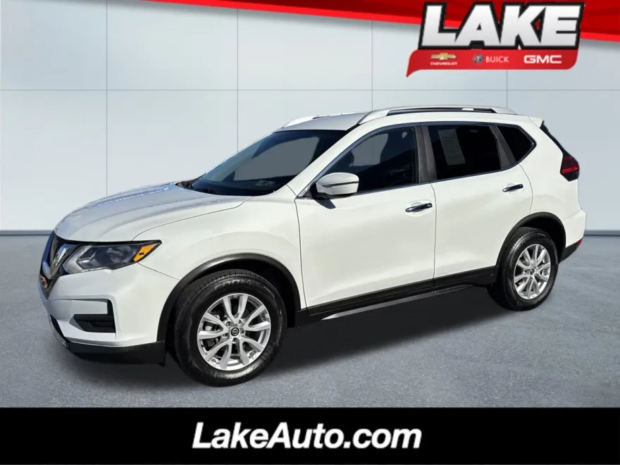 2017 Nissan Rogue SV photo 1