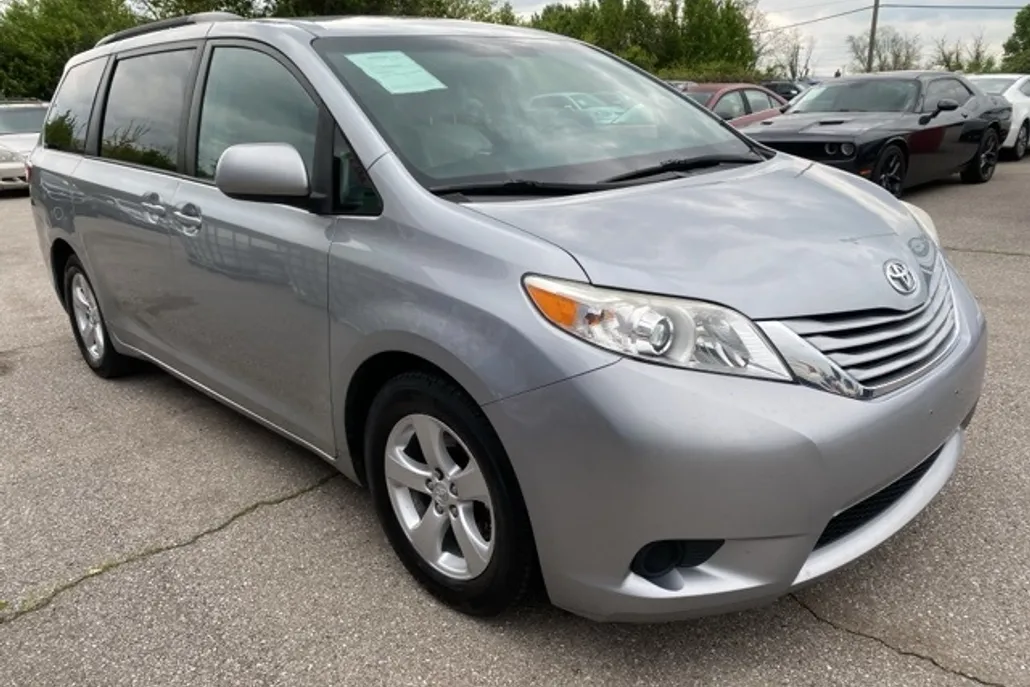 2016 Toyota Sienna LE photo 1