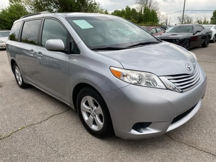 2016 Toyota Sienna LE photo 1