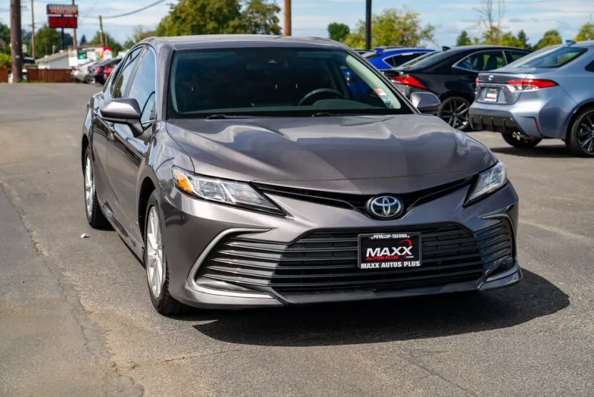 2021 Toyota Camry LE photo 1