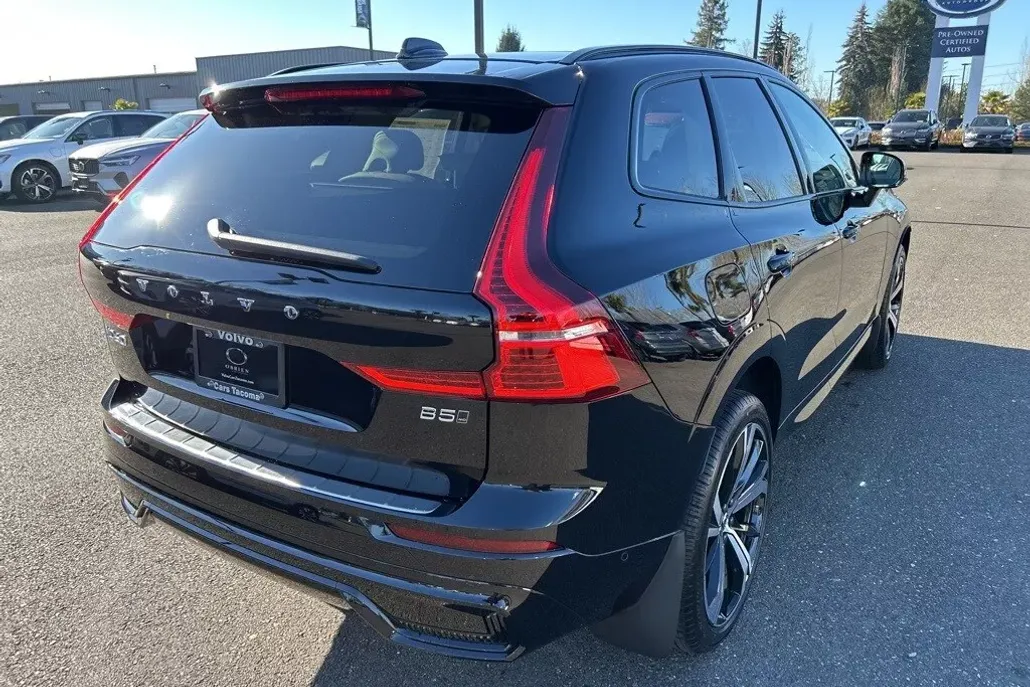 2025 Volvo XC60 B5 photo 1