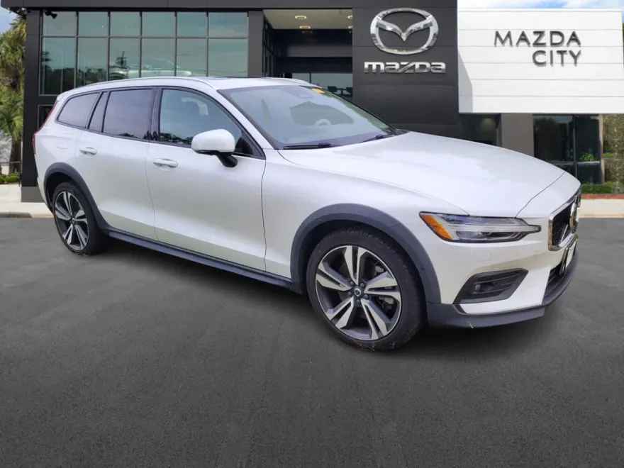 2023 Volvo V60 Cross Country B5 AWD Plus photo 1