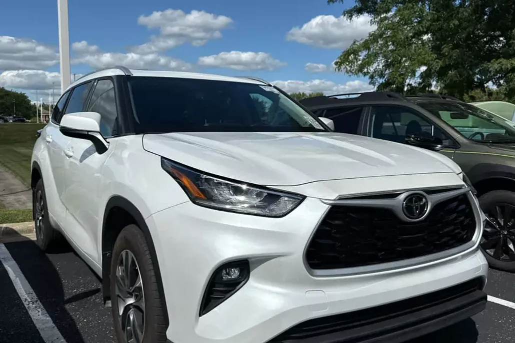 2022 Toyota Highlander XLE photo 1