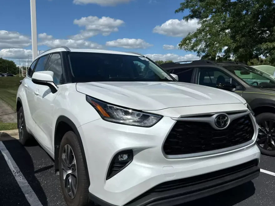 2022 Toyota Highlander XLE photo 1